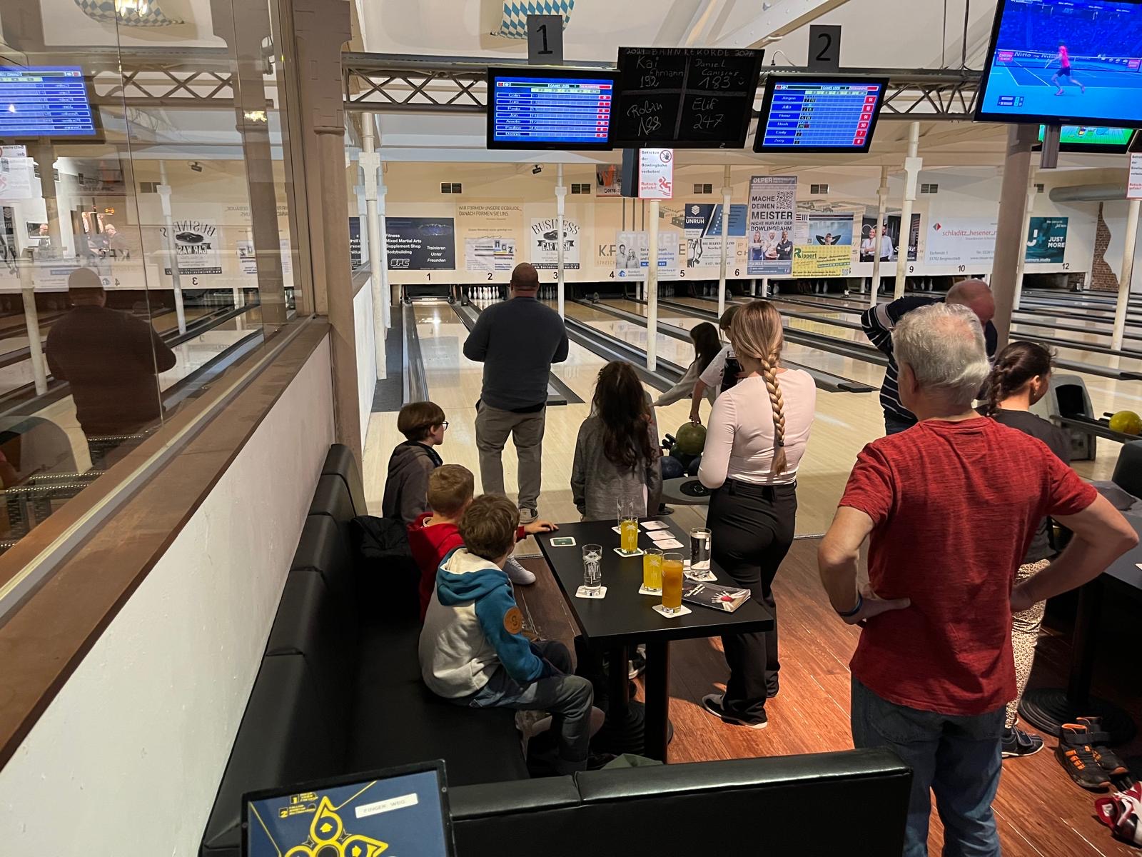 2025_Weihanchtsfeier_Kinder-Jugendgruppe_Bowling (2)